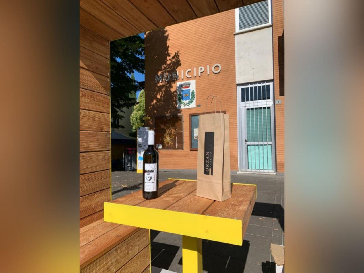 Immagine per Capriva si tinge di rosa per il Giro d'Italia femminile, brindisi con la bottiglia ufficiale
